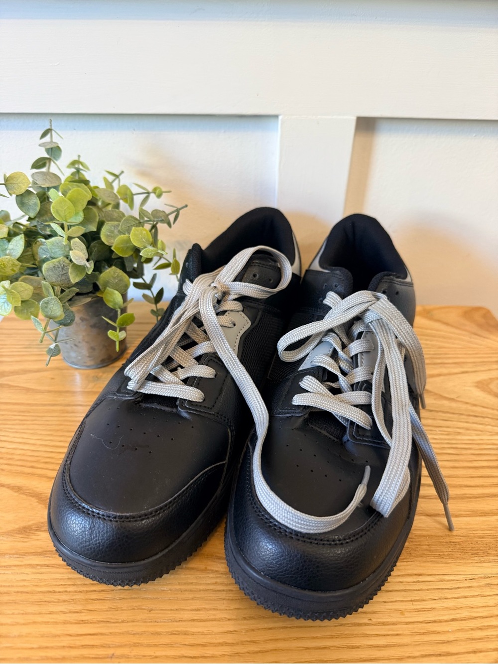 🌿4/$25 • Ecko Unltd. Men's Black White & Gray Lace-up Athletic Sneakers